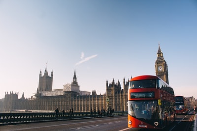 白天经过伦敦威斯敏斯特宫的红色双层巴士